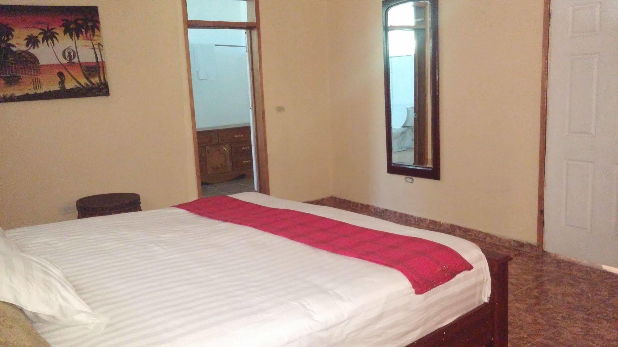 מונטרואי Le Dubourg Guesthouse מראה חיצוני תמונה