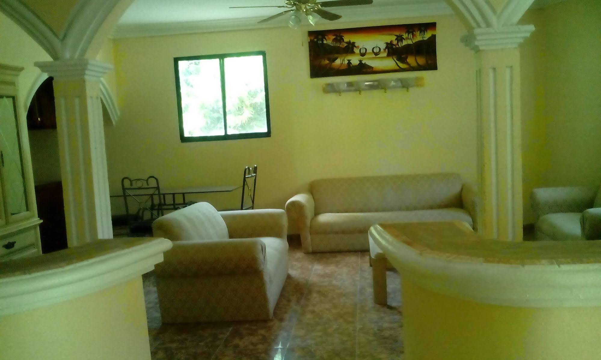 מונטרואי Le Dubourg Guesthouse מראה חיצוני תמונה