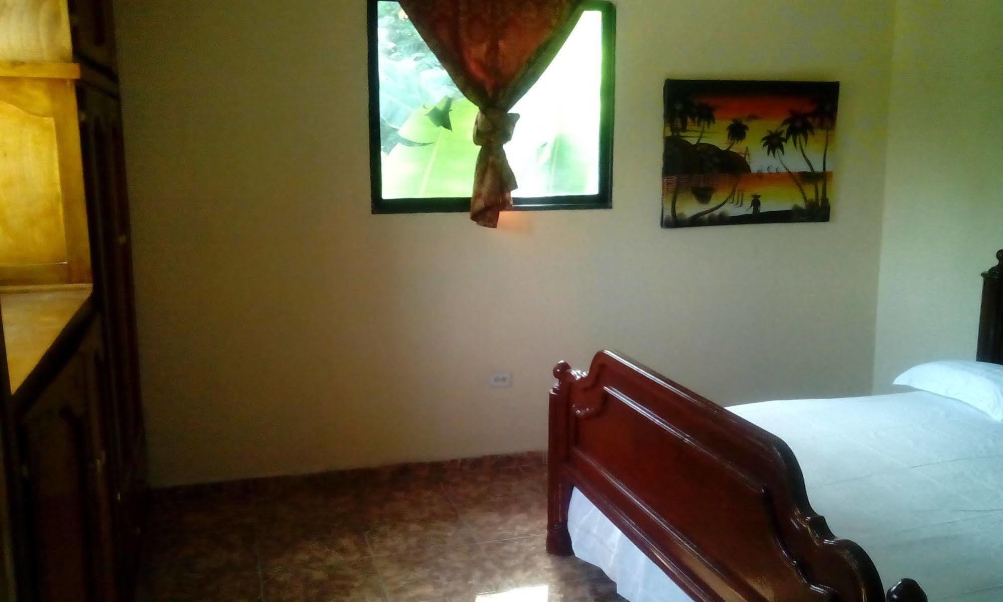 מונטרואי Le Dubourg Guesthouse מראה חיצוני תמונה
